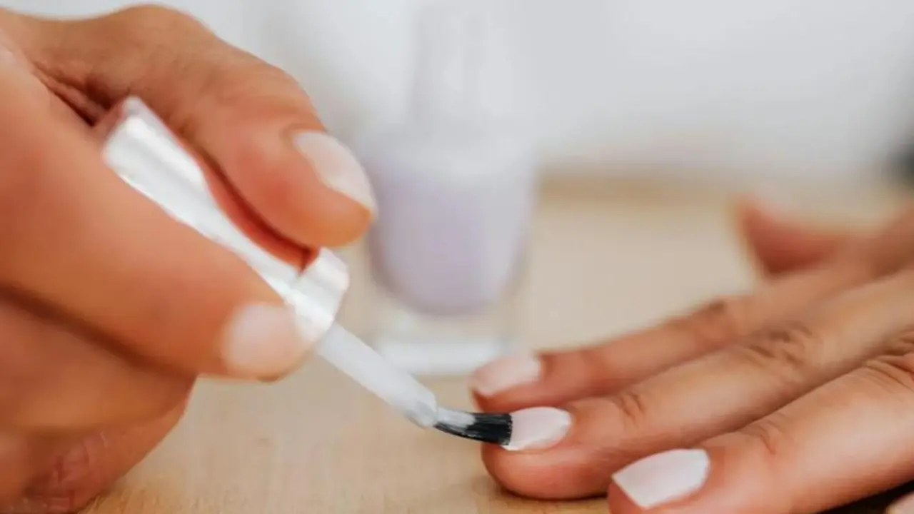 U&ntilde;as con manicura.