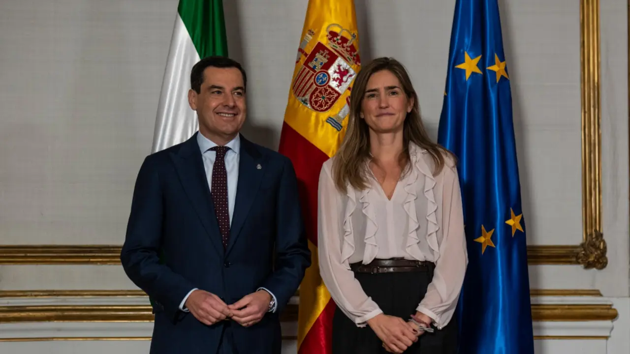 La ministra Sara Aagesen y el presidente Juanma Moreno, en el Palacio de San Telmo, tras la reuni&oacute;n entre ambos gobierno para valorar el 'Acuerdo por Do&ntilde;ana'. / X.