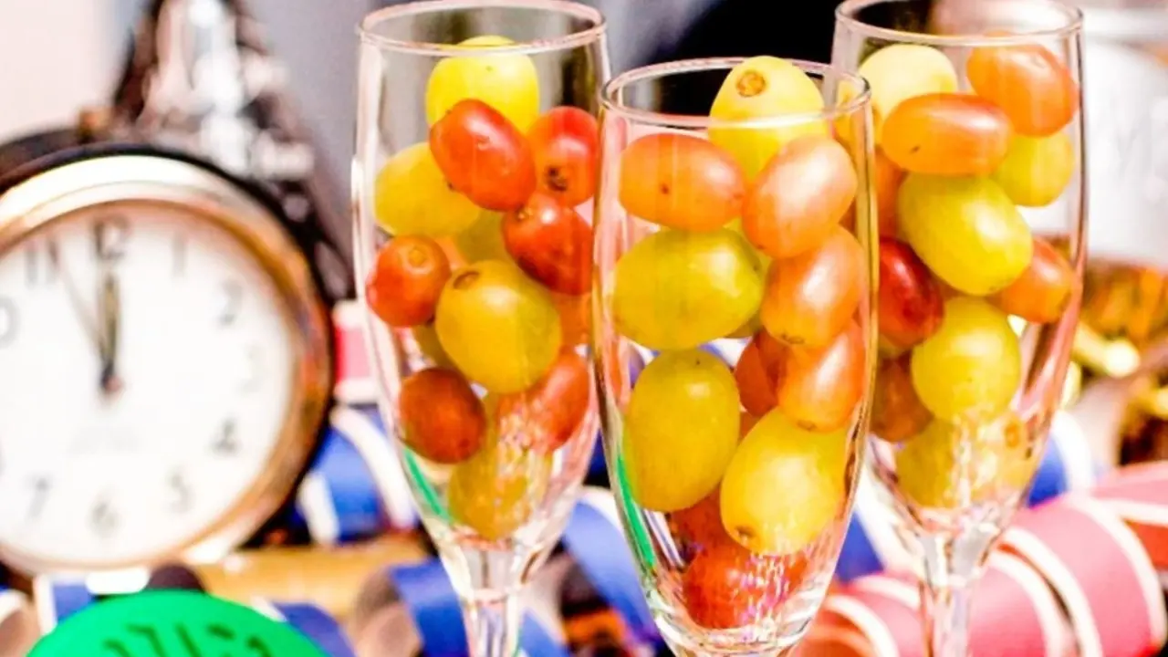 12 uvas en copas. / RR SS.