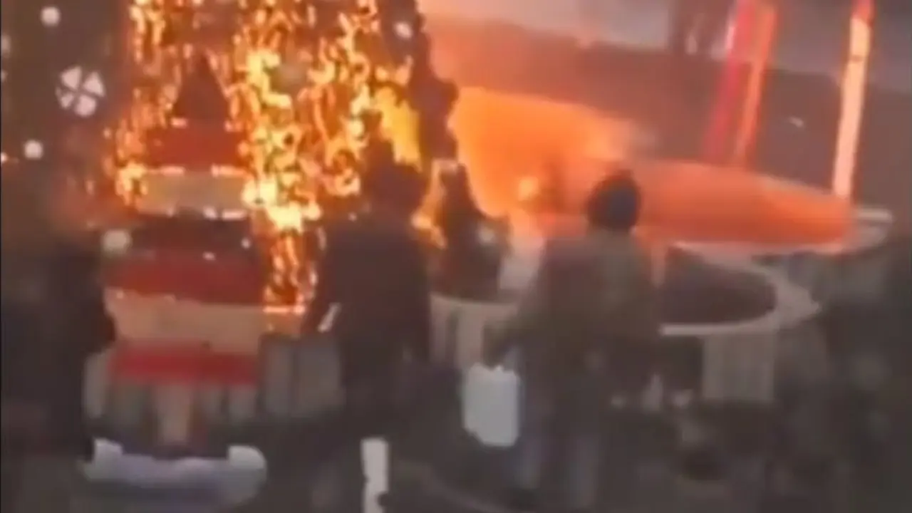 Quema de &aacute;rbol de Navidad en Siria. / RR.SS