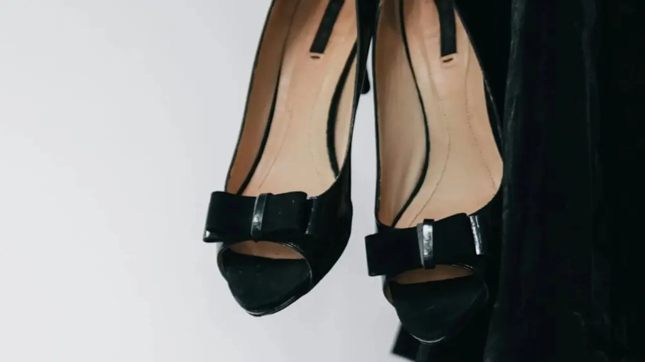 Zapatos negros de tac&oacute;n con mo&ntilde;o frontal.