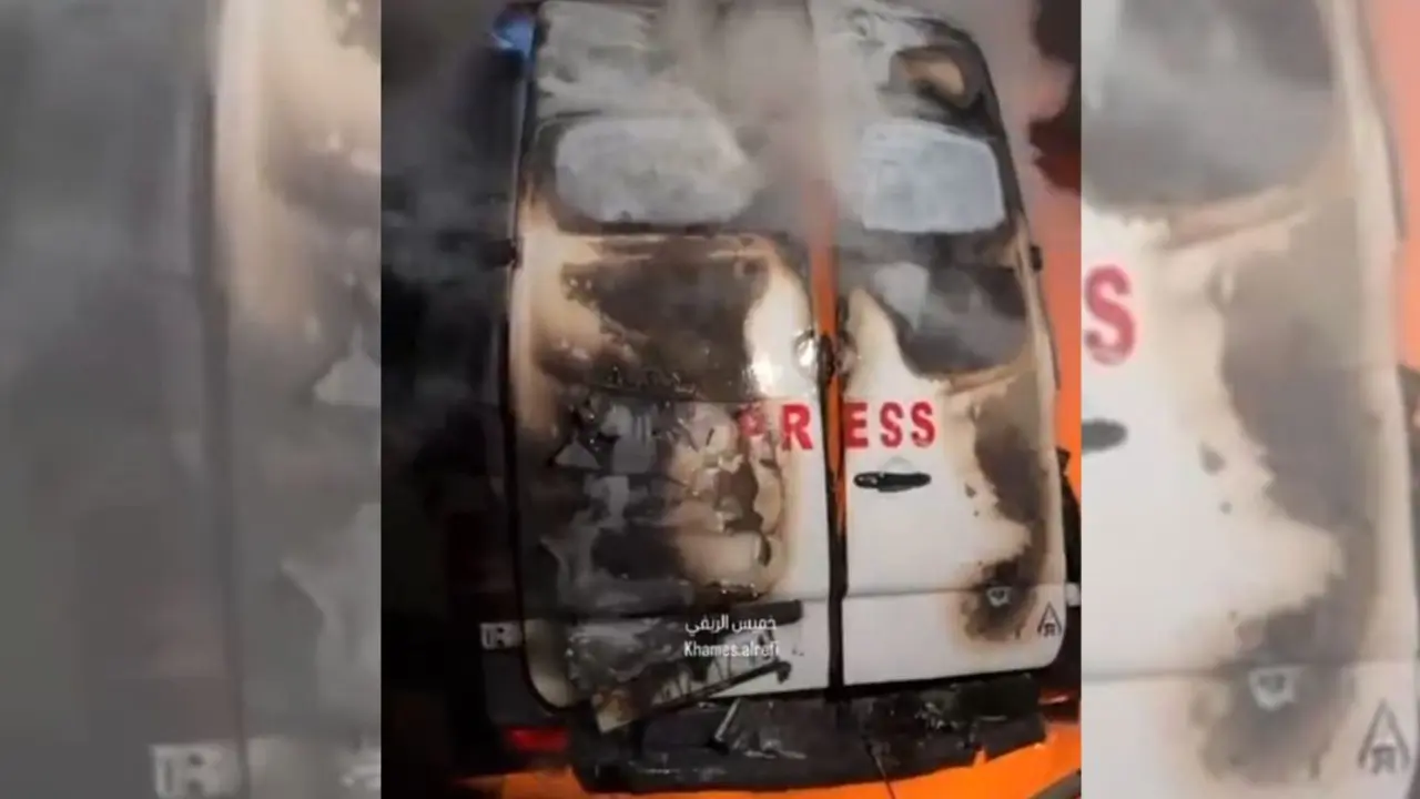 Veh&iacute;culo donde se transportaban los cinco periodistas asesinados. / X.