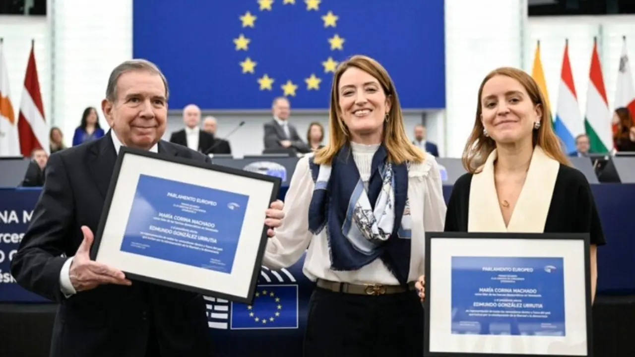 Edmundo Gonz&aacute;lez, l&iacute;der opositor venezolano; Roberta Metsola, presidenta de la Euroc&aacute;mara; y Ana Corina Sosa, hija de Mar&iacute;a Corina Machado. / @ConvergenciaVe.