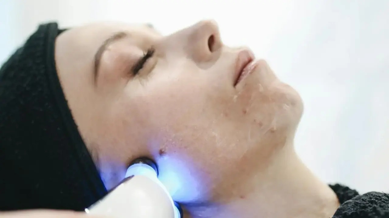 Mujer con tratamiento facial de luz led.