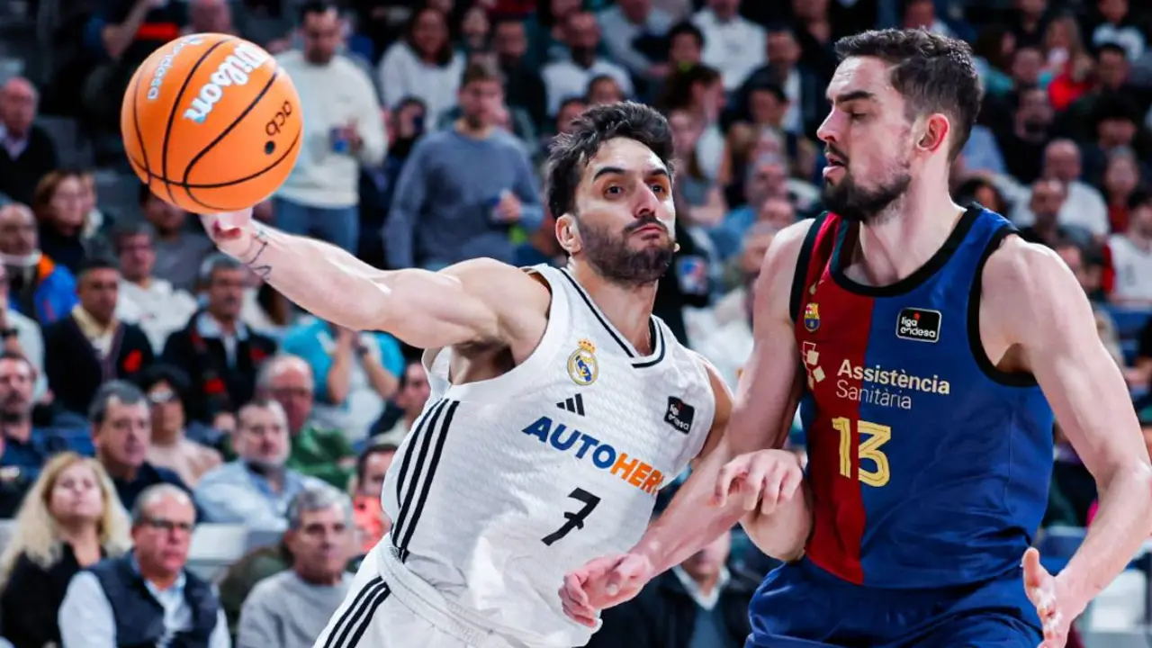 Una acci&oacute;n del partido entre el Madrid y el Bar&ccedil;a. /  @rmbaloncesto