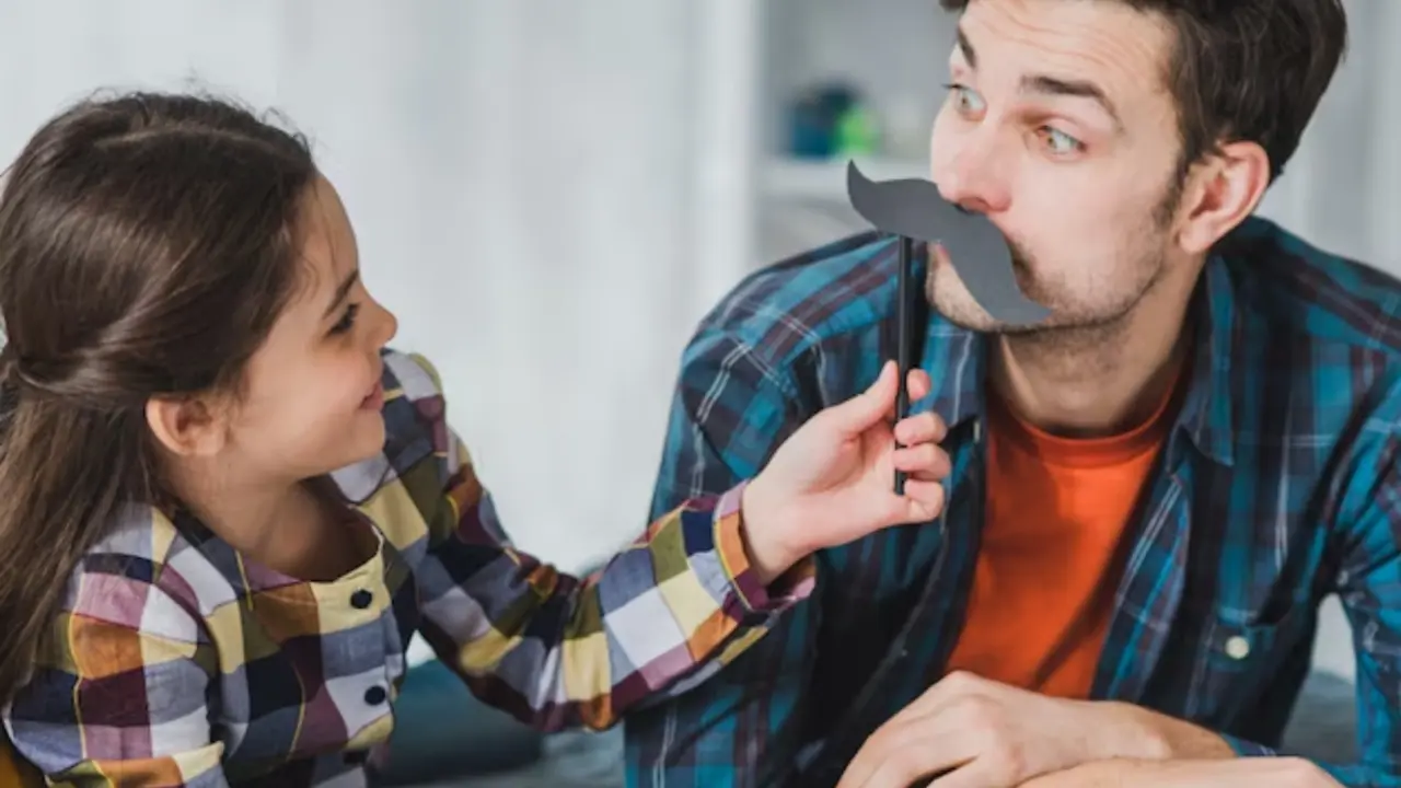 Un padre con su hija. / Freepik.