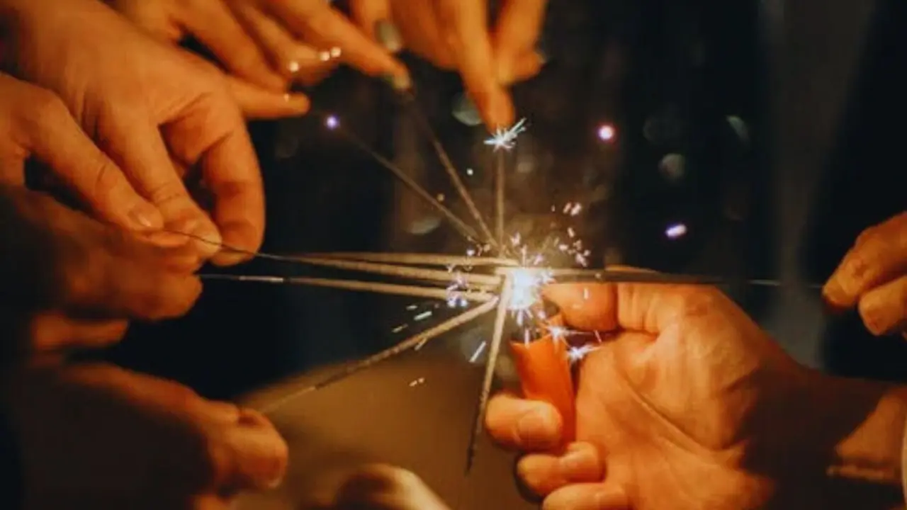 Unas personas encendiendo unos fuegos artificiales. / Pexels.