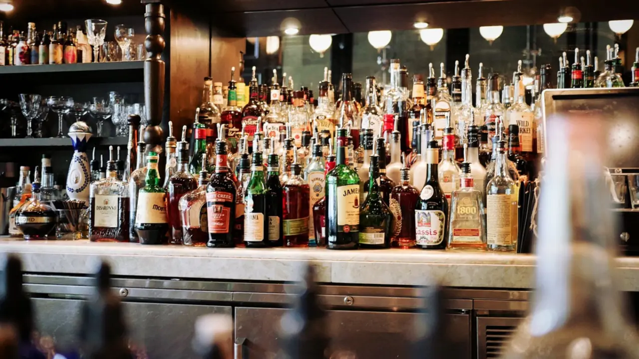 Varias botellas de bebidas alcoh&oacute;licas. / Pixabay.