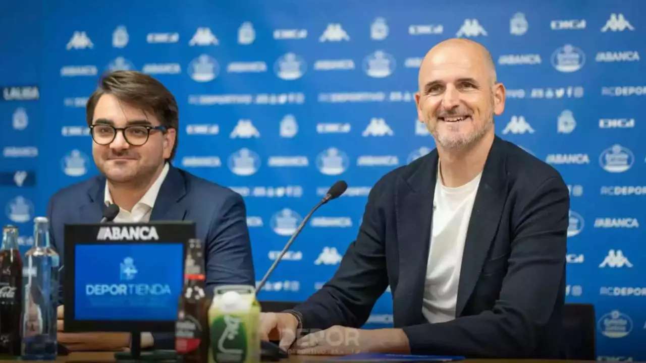 Fernando Soriano, sonriente, junto a Massimo Benassi. / RCD