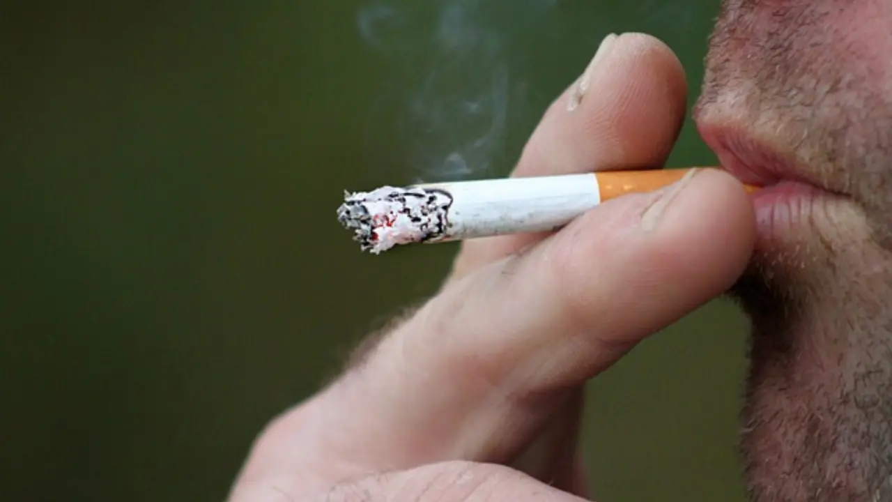 Un hombre con un cigarrillo. / Pixabay.
