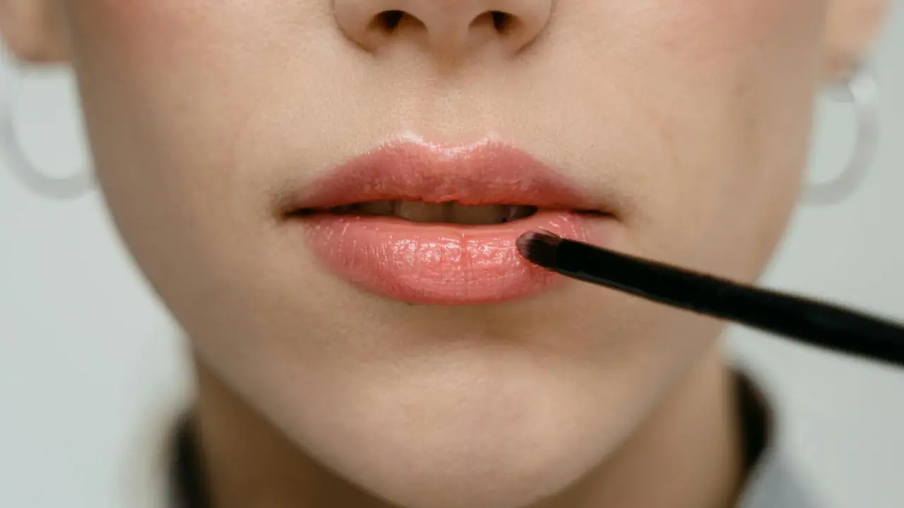 Delineador de labios en tono oscuro.