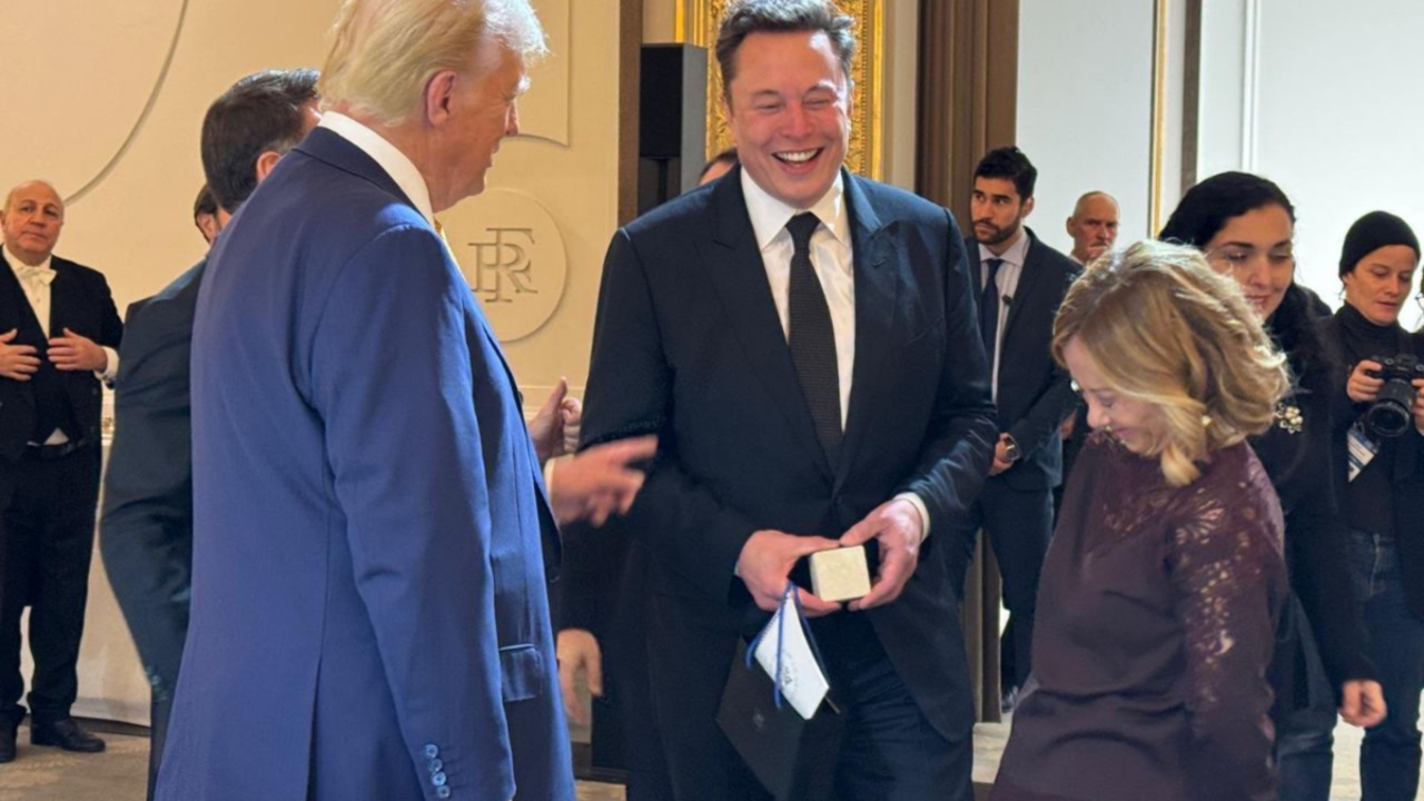 Donald Trump, Elon Musk y Giorgia Meloni, primera ministra de Italia en Mar-a-Lago. / RR SS