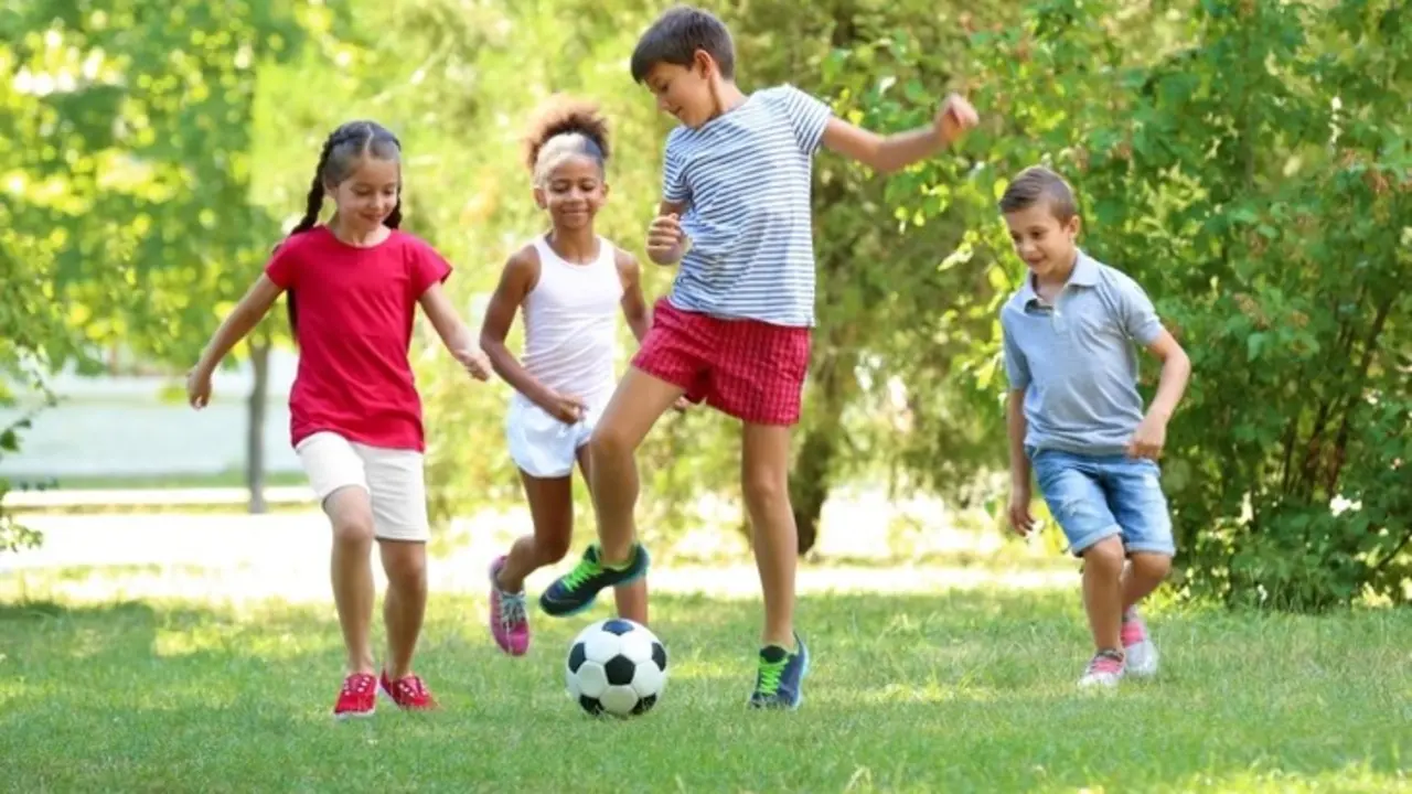 Ni&ntilde;os jugando a la pelota. / Mind IC