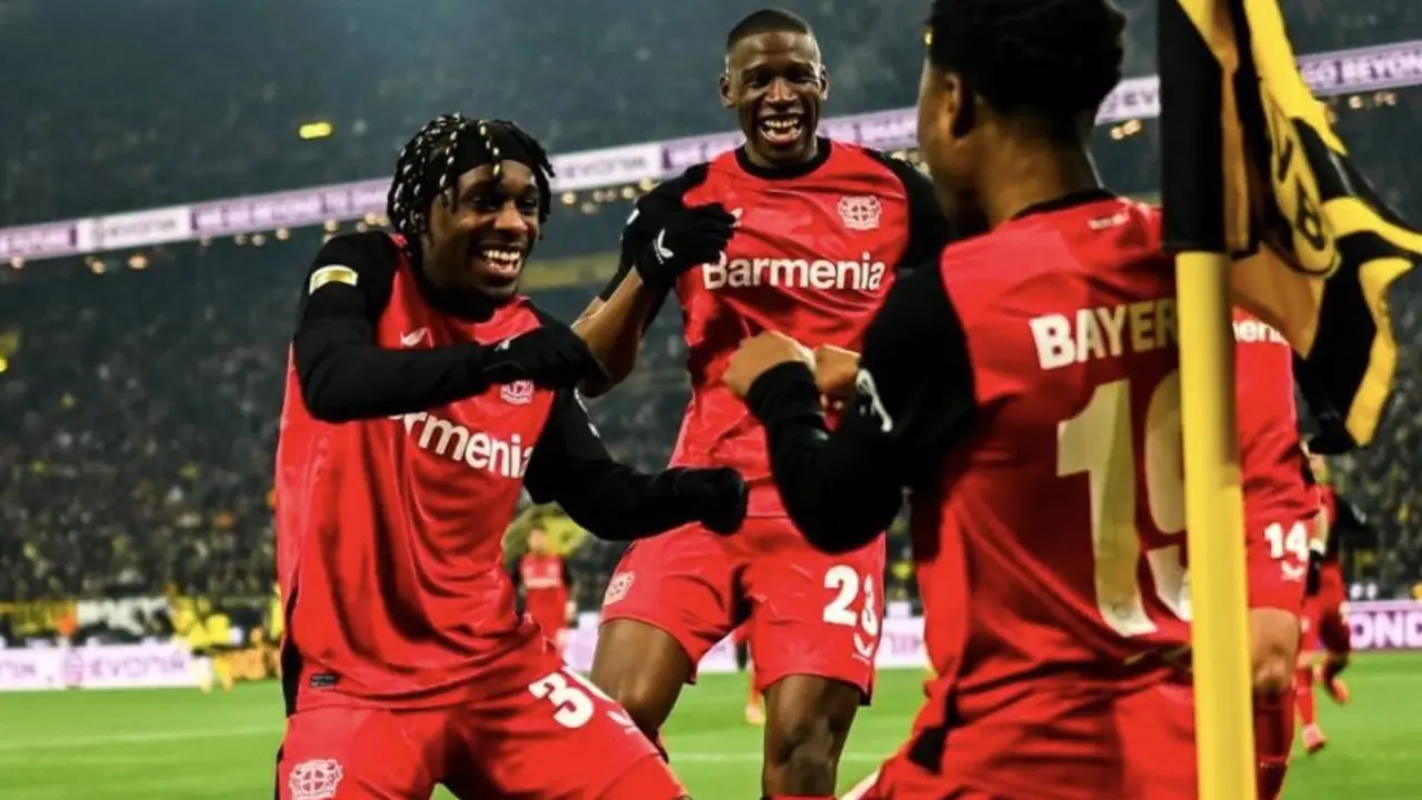 Los futbolistas del Bayer Leverkusen celebrando uno de los goles ante el Borussia Dortmund. /  @bayer04fussball