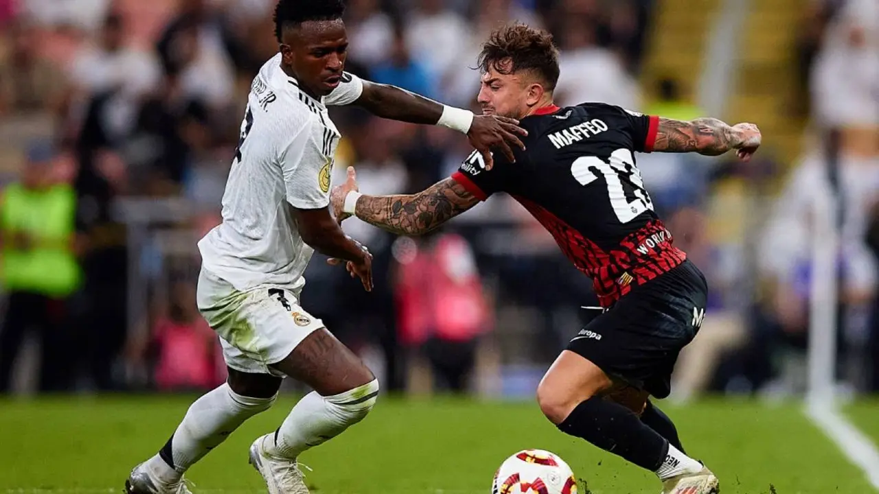 Vinicius y Maffeo durante el partido entre el Real Madrid y el Mallorca. /  @rfef
