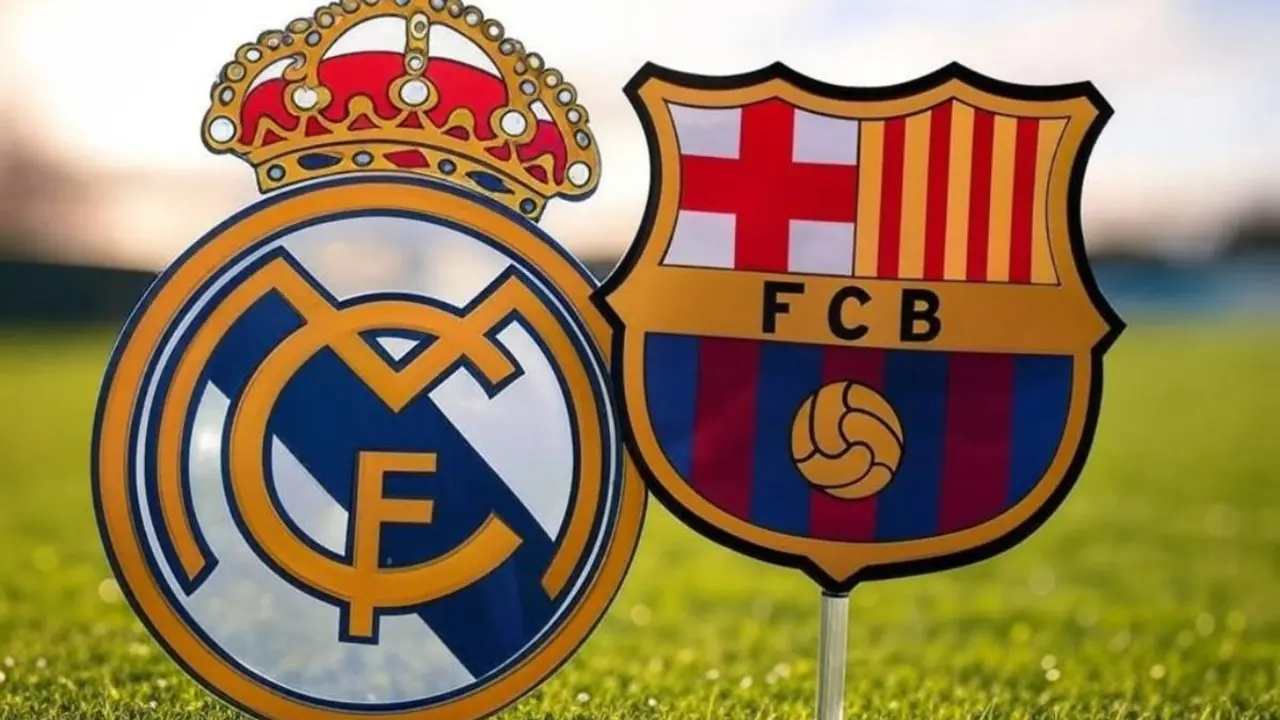 Los escudos del Real Madrid y el FC Barcelona. /  Grok