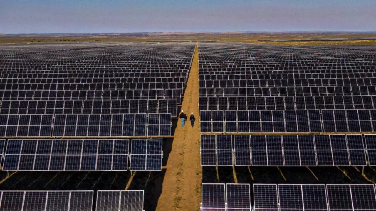 Dos personas en medio de una central fotovoltaica. / Repsol.