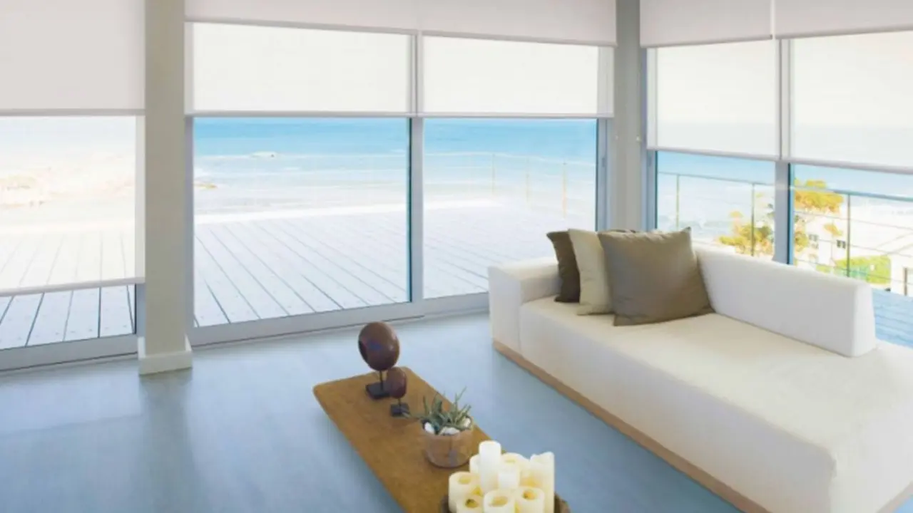 Un sal&oacute;n con vistas al mar protegido por estores screen. / Getalink.