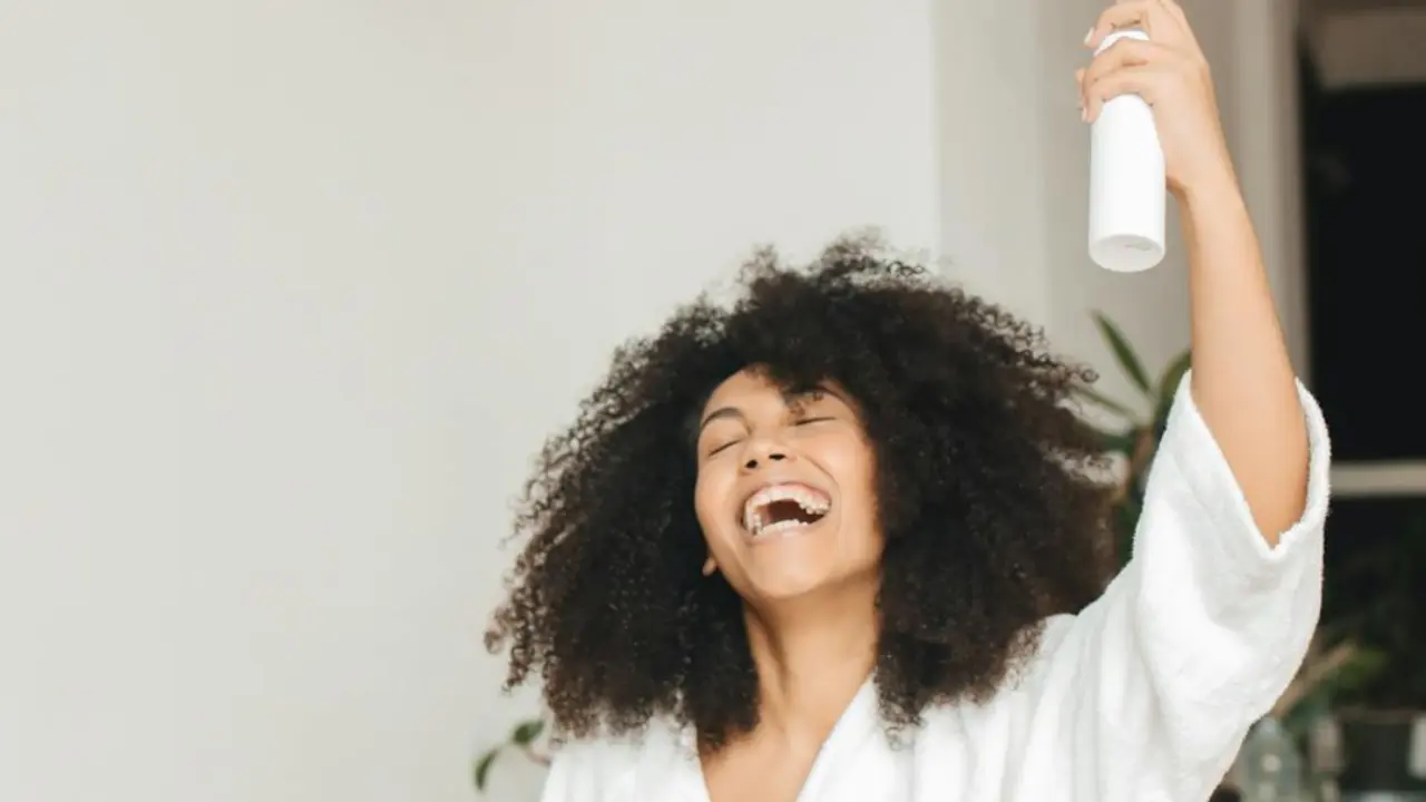 Mujer con spray para el cabello.