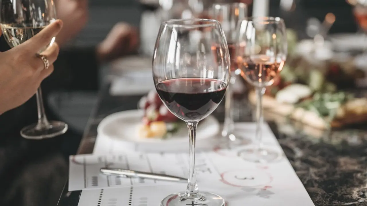 Una cata de vinos. / MundiStyle.