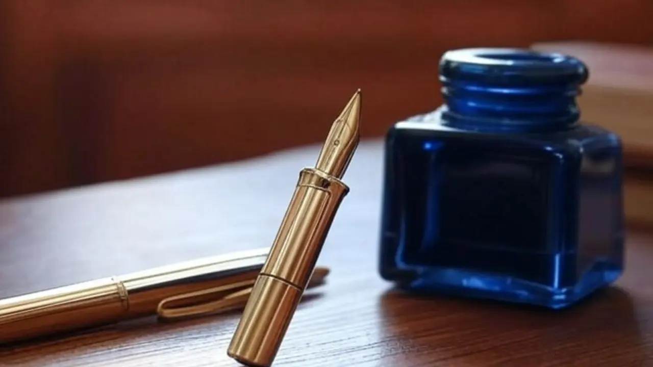 Un bol&iacute;grafo para escribir y con envase con tinta. / IA.