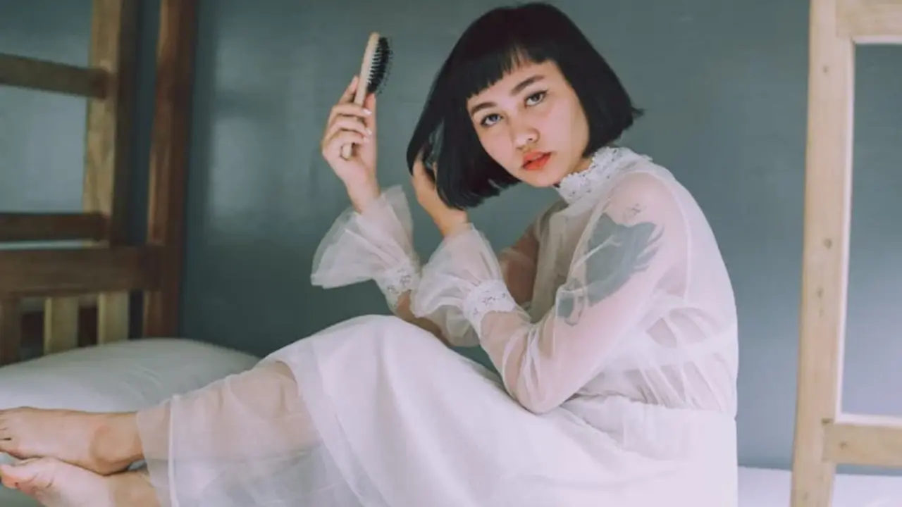 Mujer con cepillo para el cabello.