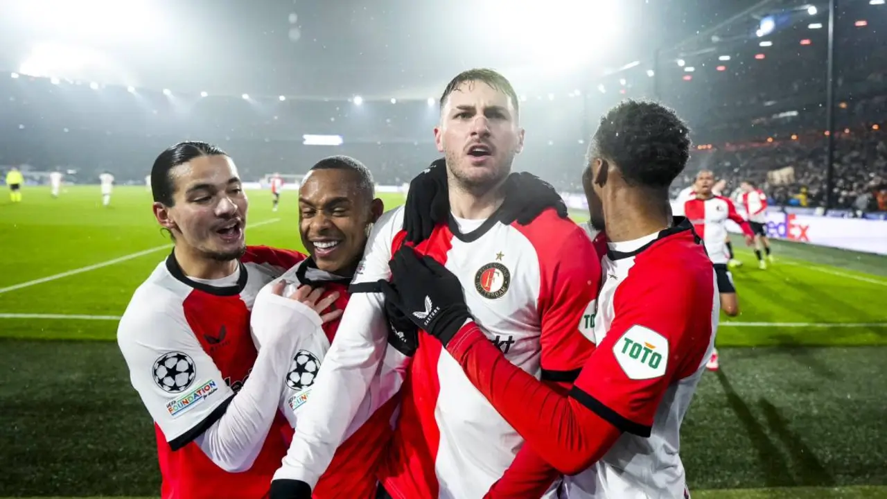 Santi Gim&eacute;nez y el resto de sus compa&ntilde;eros celebrando el 1-0 sobre el Bayern. /  @Feyenoord