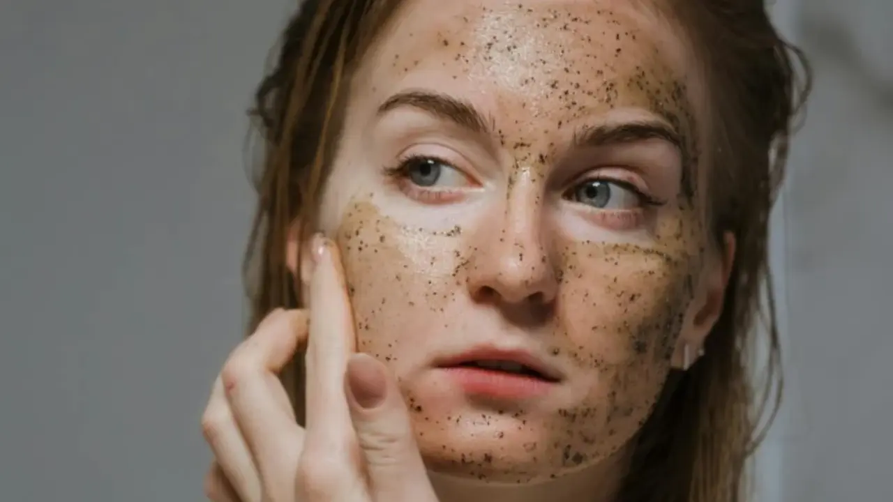 Mujer con exfoliante facial.