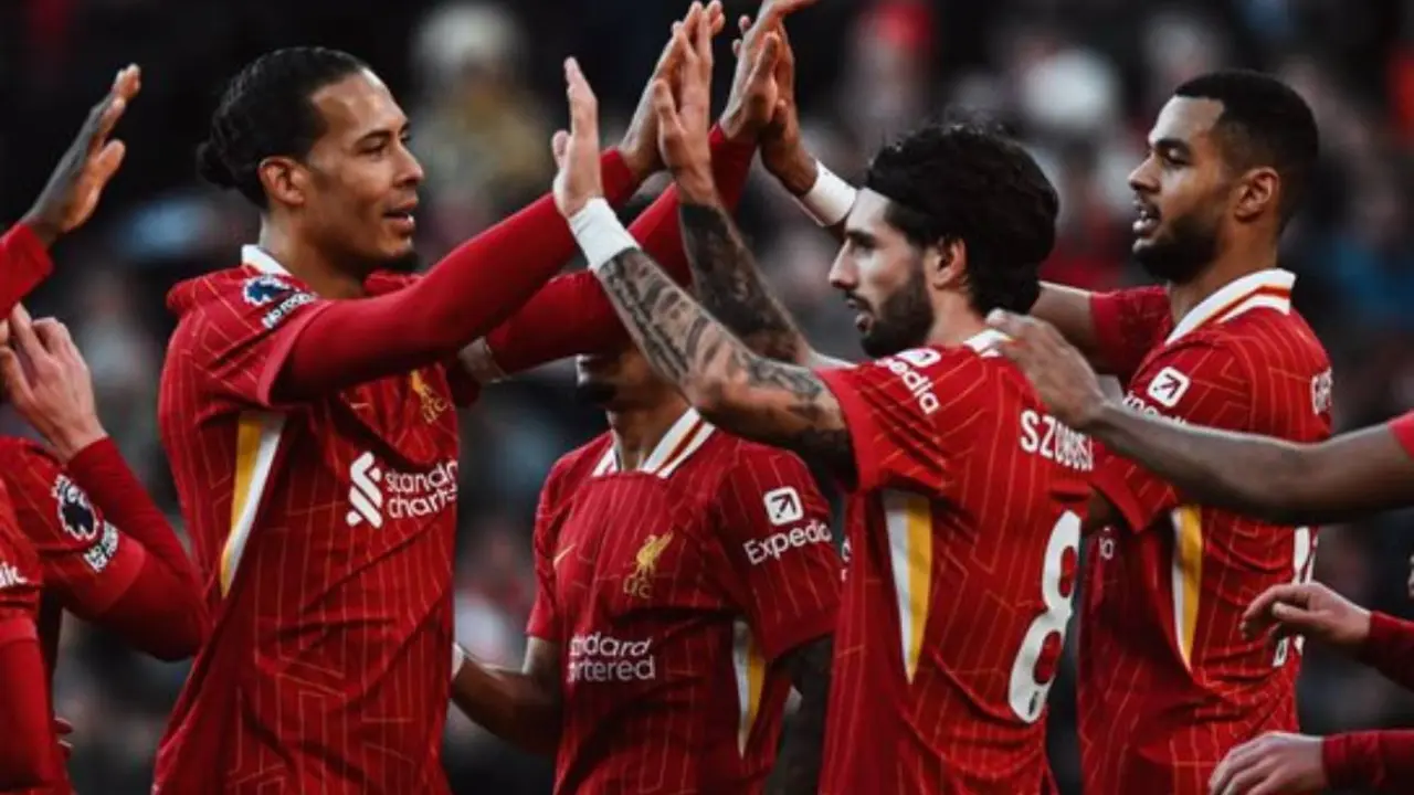 Los futbolistas del Liverpool celebrando uno de los goles en Anfield en la jornada del s&aacute;bado. /  @lfc