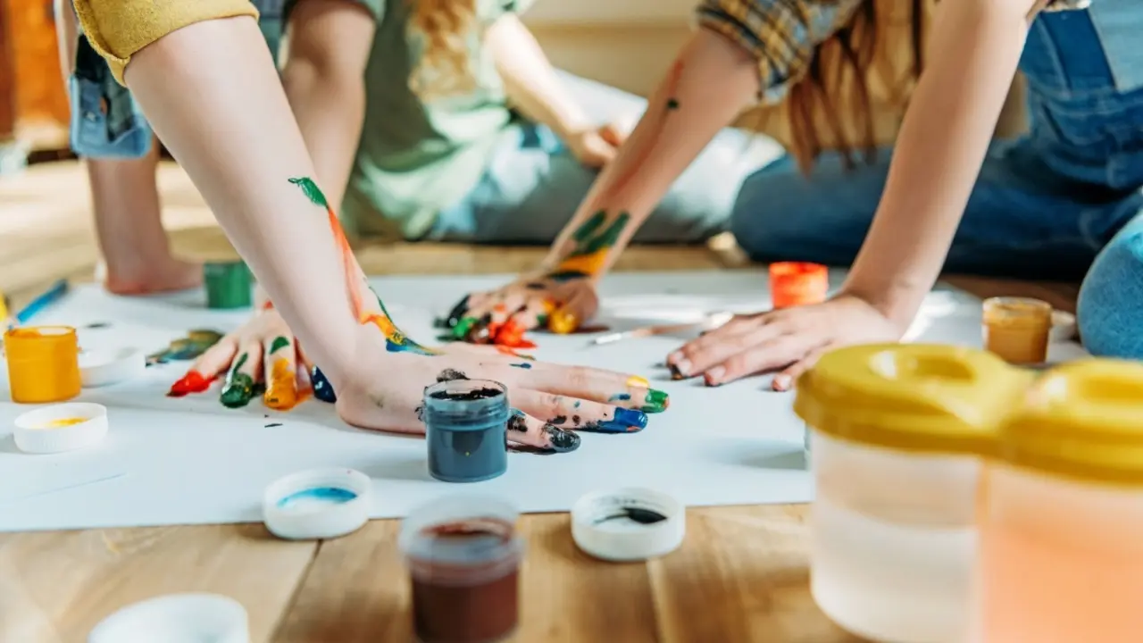 Unos ni&ntilde;os con sus pinturas. / RR SS.