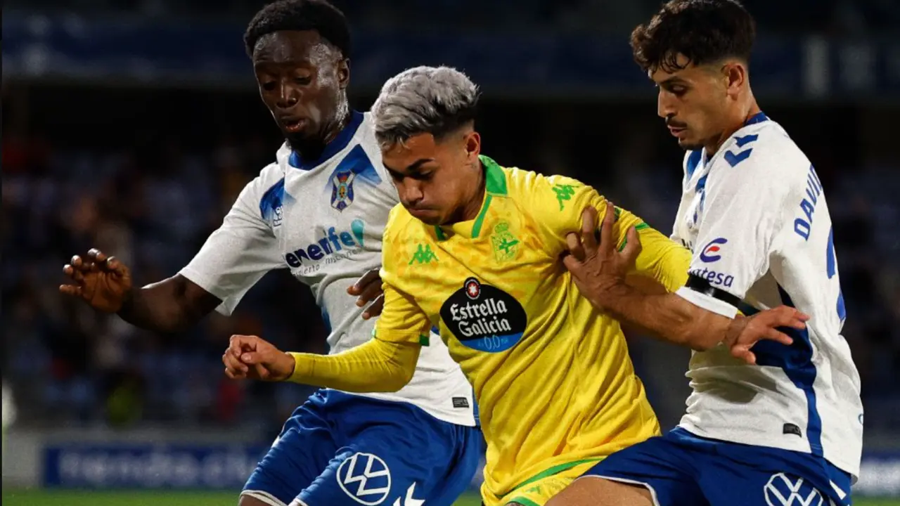 Gauto, entre dos jugadores del Tenerife. / RCD