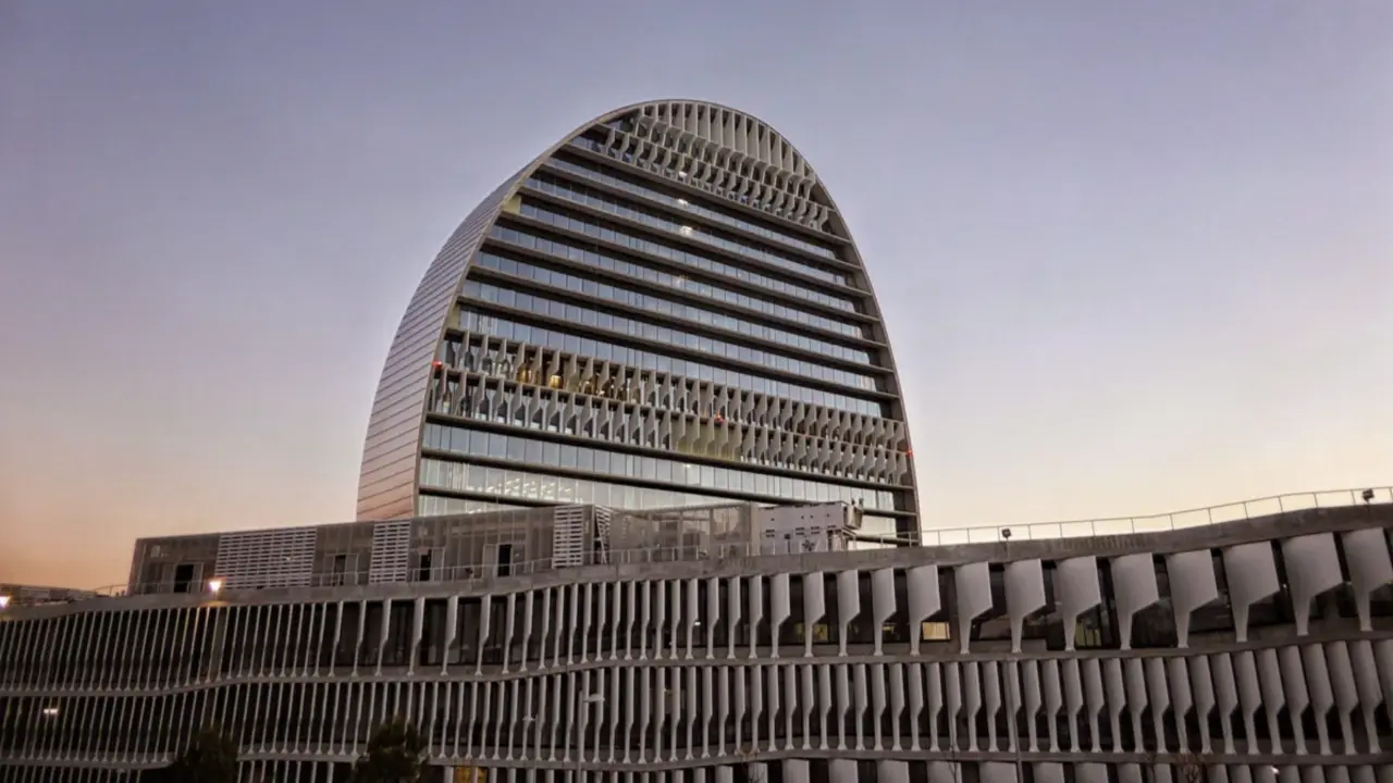 El edificio La Vela, sede del BBVA en Madrid. / Mundiario