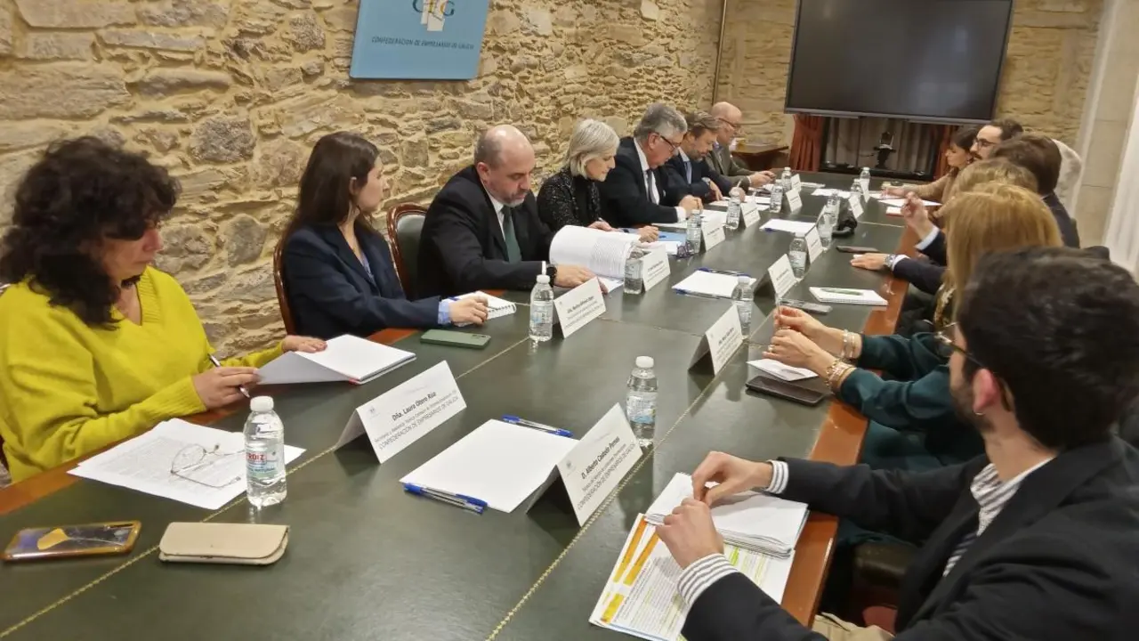 La Xunta y la Confederaci&oacute;n de Empresarios de Galicia analizaron las l&iacute;neas de colaboraci&oacute;n en materia de internacionalizaci&oacute;n para este a&ntilde;o 2025. / Mundiario