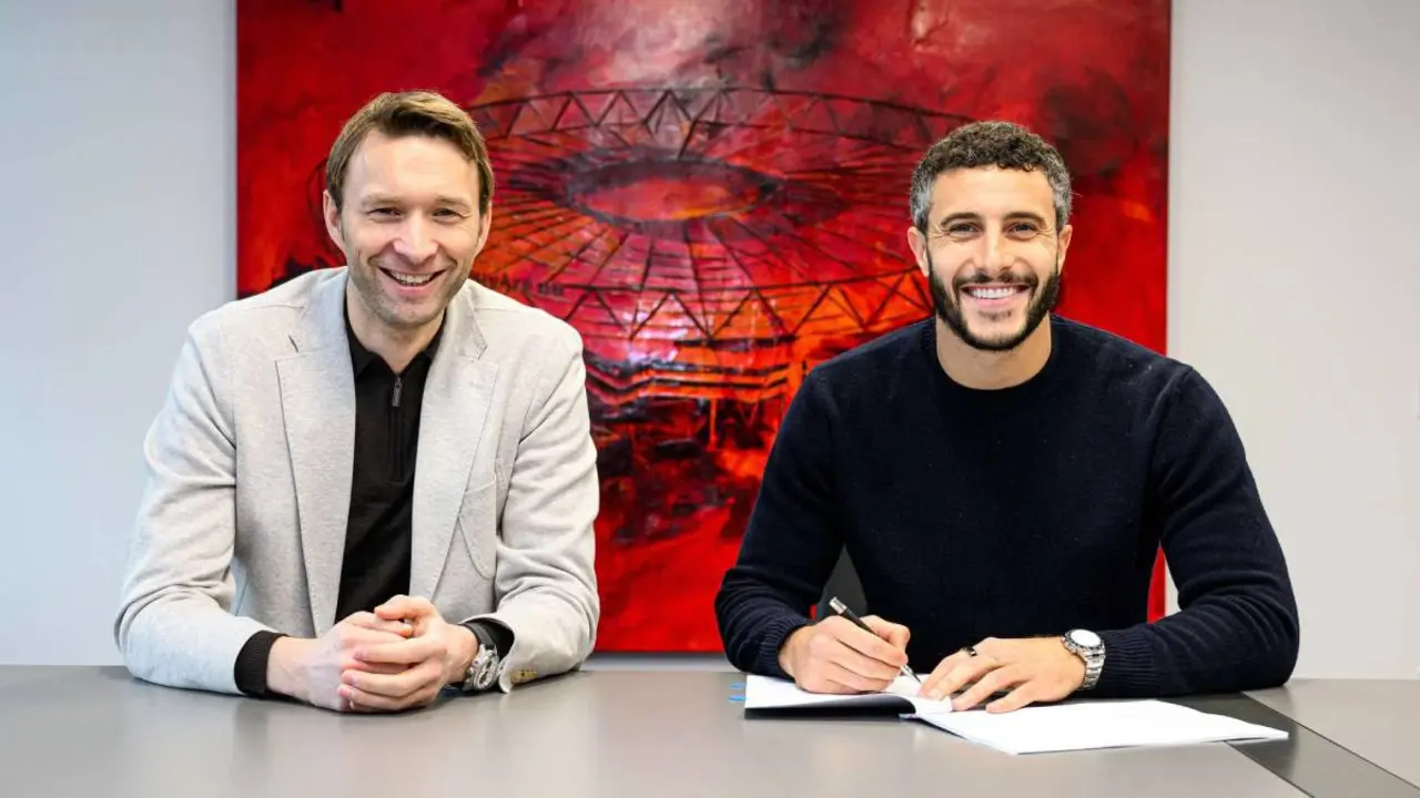 Mario Hermoso junto al director deportivo del Leverkusen. / www.bayer04.de