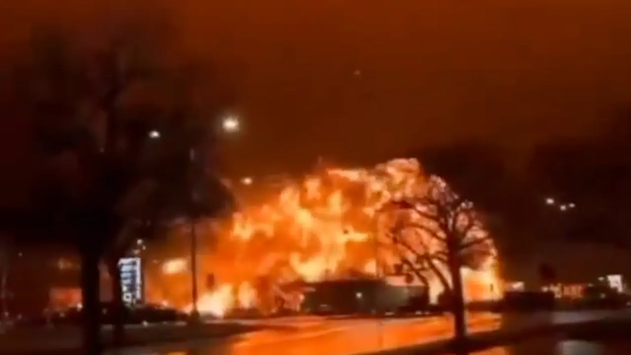 Una imagen de la explosión del avión siniestrado en Filadelfia. / X