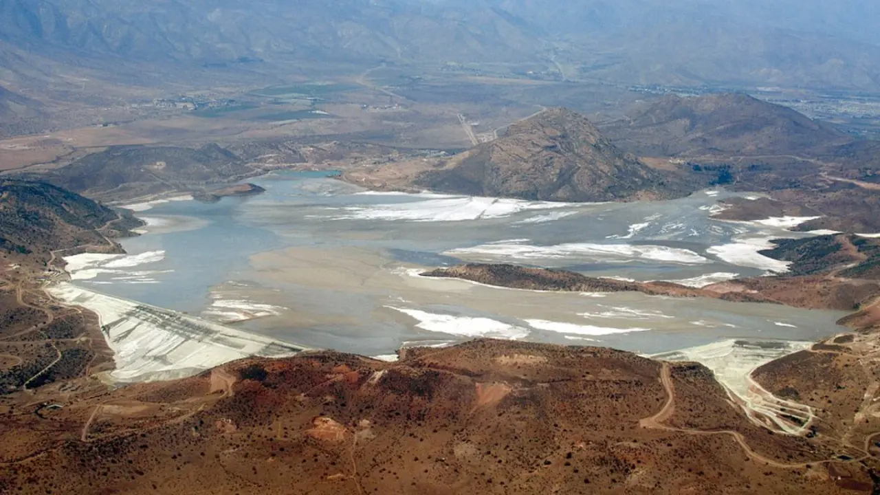 Embalse de relaves Las T&oacute;rtolas, Chile, para la extracci&oacute;n de litio usando el m&eacute;todo de Salmuera en Lagos. / Wikimedia Commons