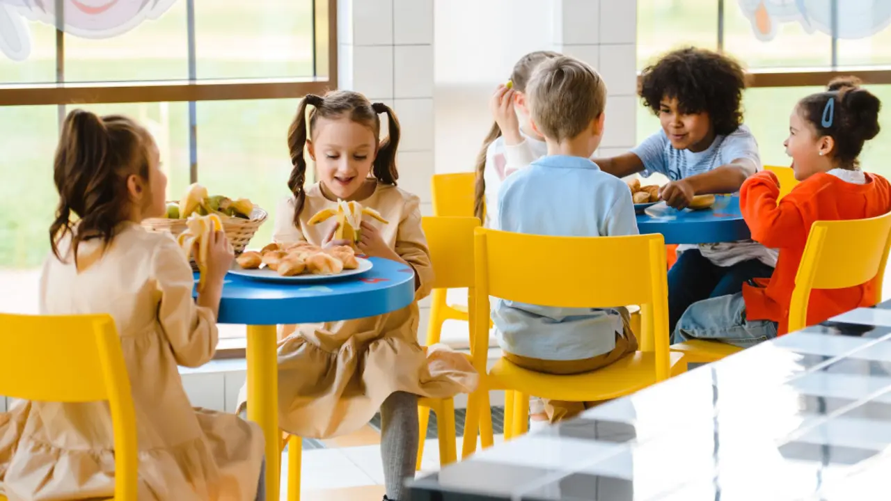 Ni&ntilde;os en un comedor escolar. / RR SS.
