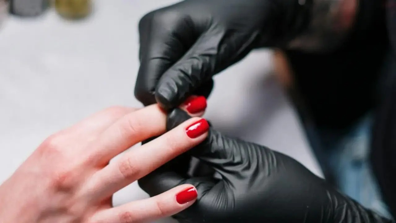 Manicura con esmalte de alta gama en color rojo.
