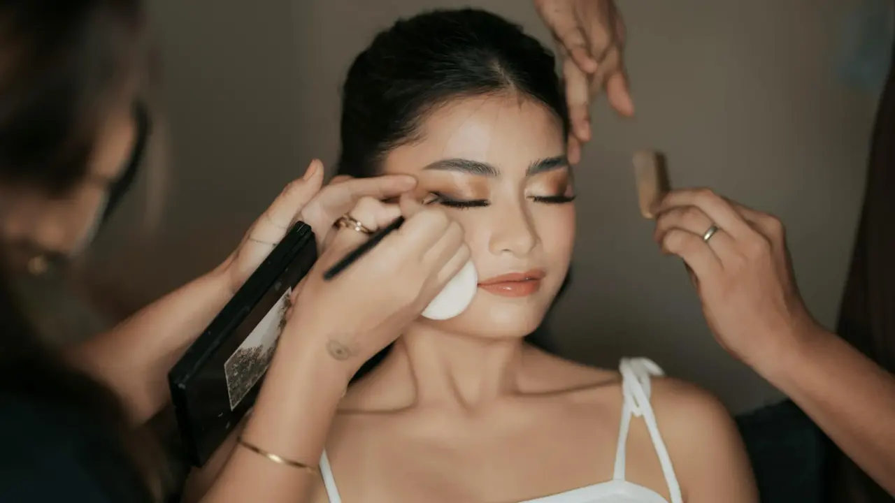 Maquillaje con delineador para ojos en color oscuro.