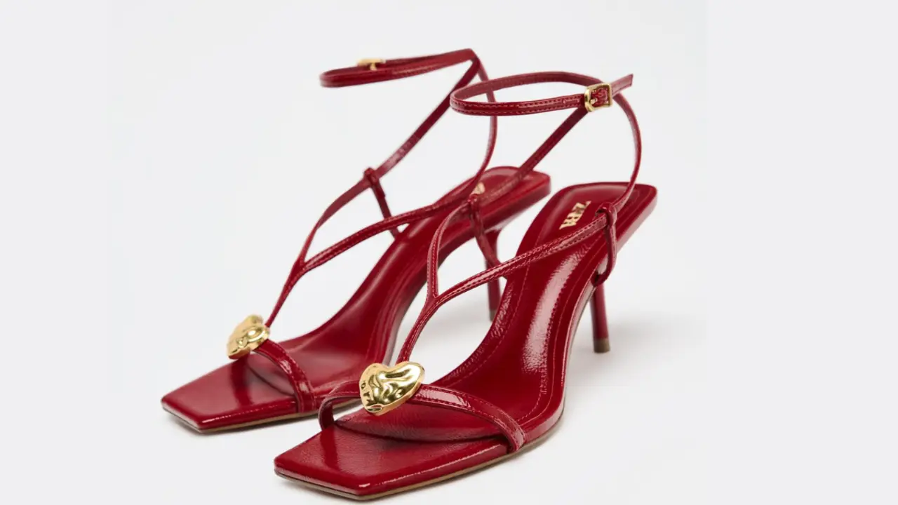 Sandalias de tacón con detalle metálico de Zara, screenshot página web oficial.