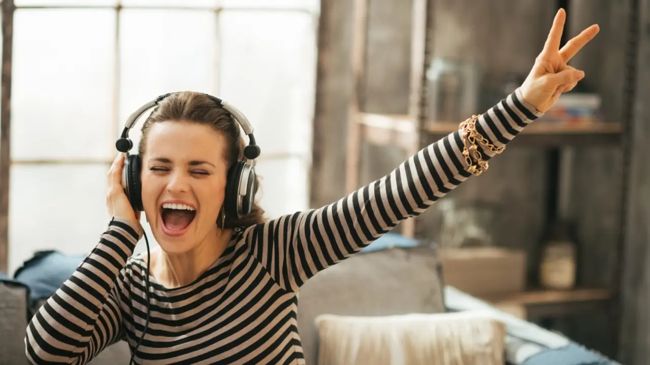 Una mujer escucha m&uacute;sica con sus aud&iacute;fonos. / Pixabay.