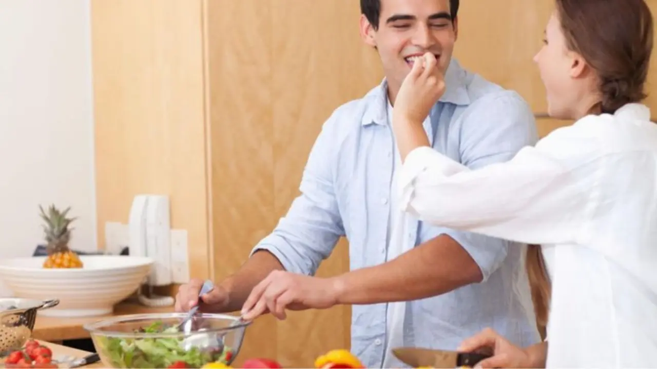 Una pareja en la cocina preparando alimentos saludables. / RRSS.