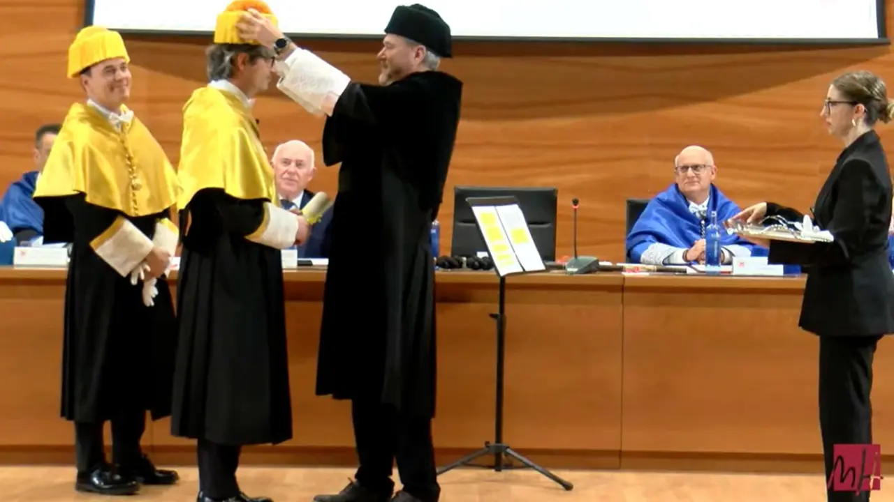 El rector de la Universidad Miguel Hern&aacute;ndez y el doctor Diego Gonz&aacute;lez Rivas. / Mundiario.
