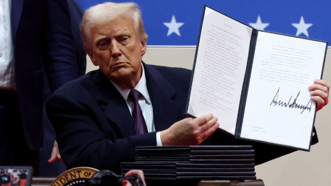 Donald Trump, presidente de EE UU firma &oacute;rdenes ejecutivas. / RR SS.
