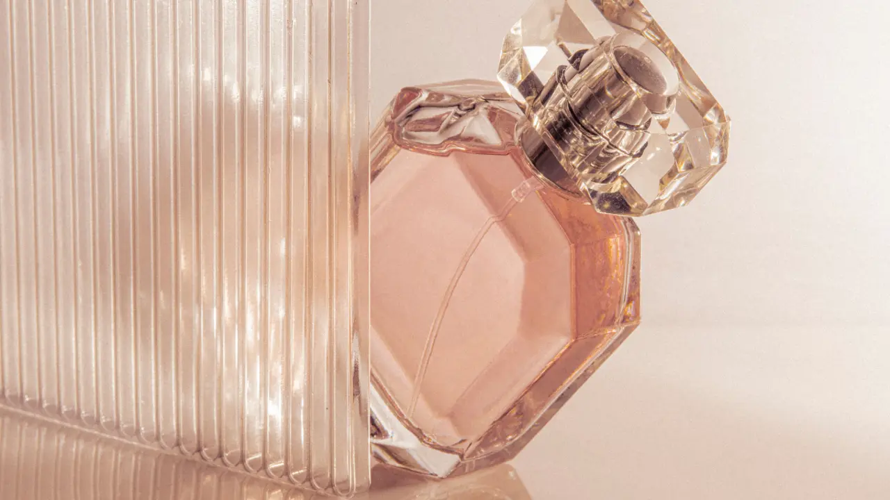 Perfume con notas florales de lujo.