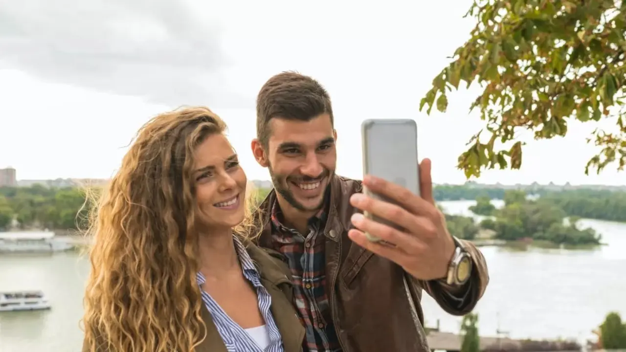 Dos personas tom&aacute;ndose un selfie. / RR SS.