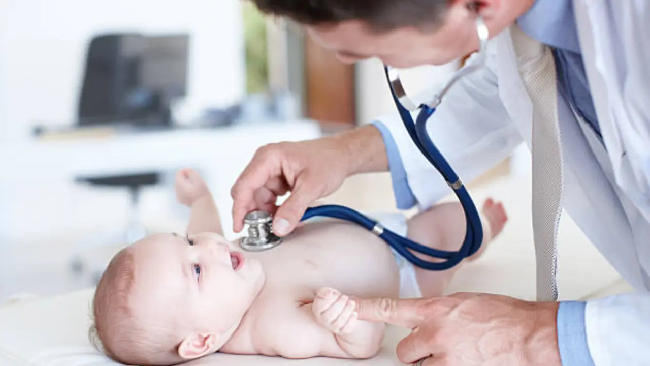 Un beb&eacute; con su pediatra. / iStock.