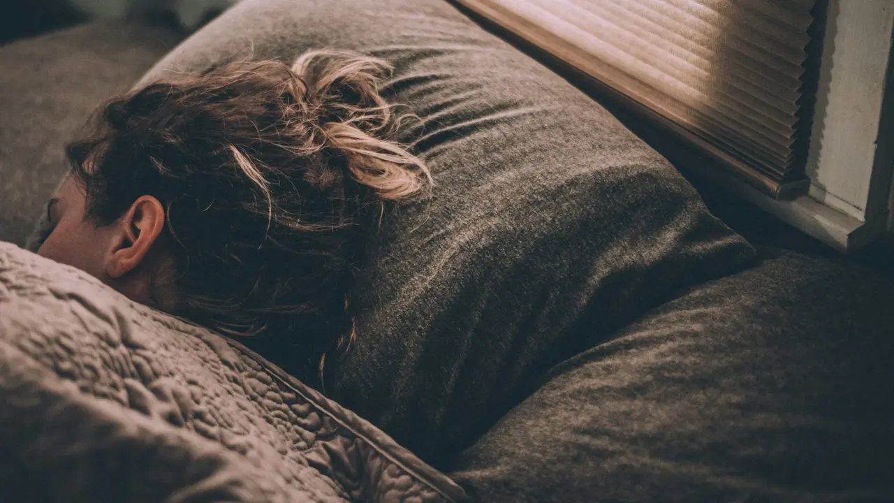 Una mujer durmiendo. / Unsplash.
