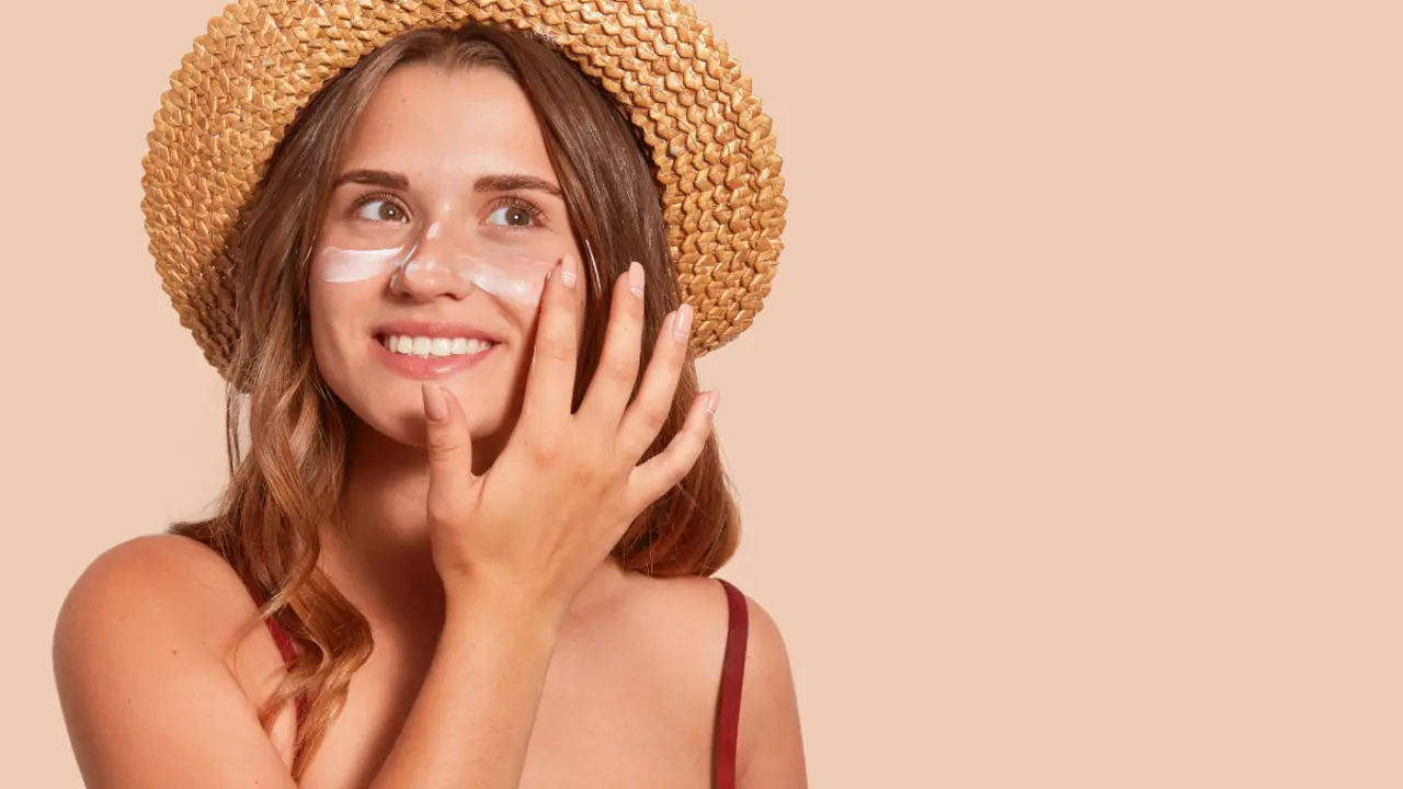 Mujer con crema facial antimanchas y protector solar.