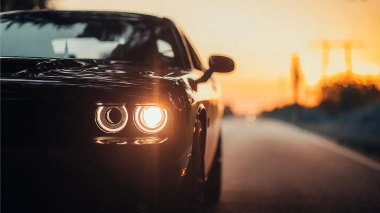 Un autom&oacute;vil circulando al atardecer. / Mundiario.